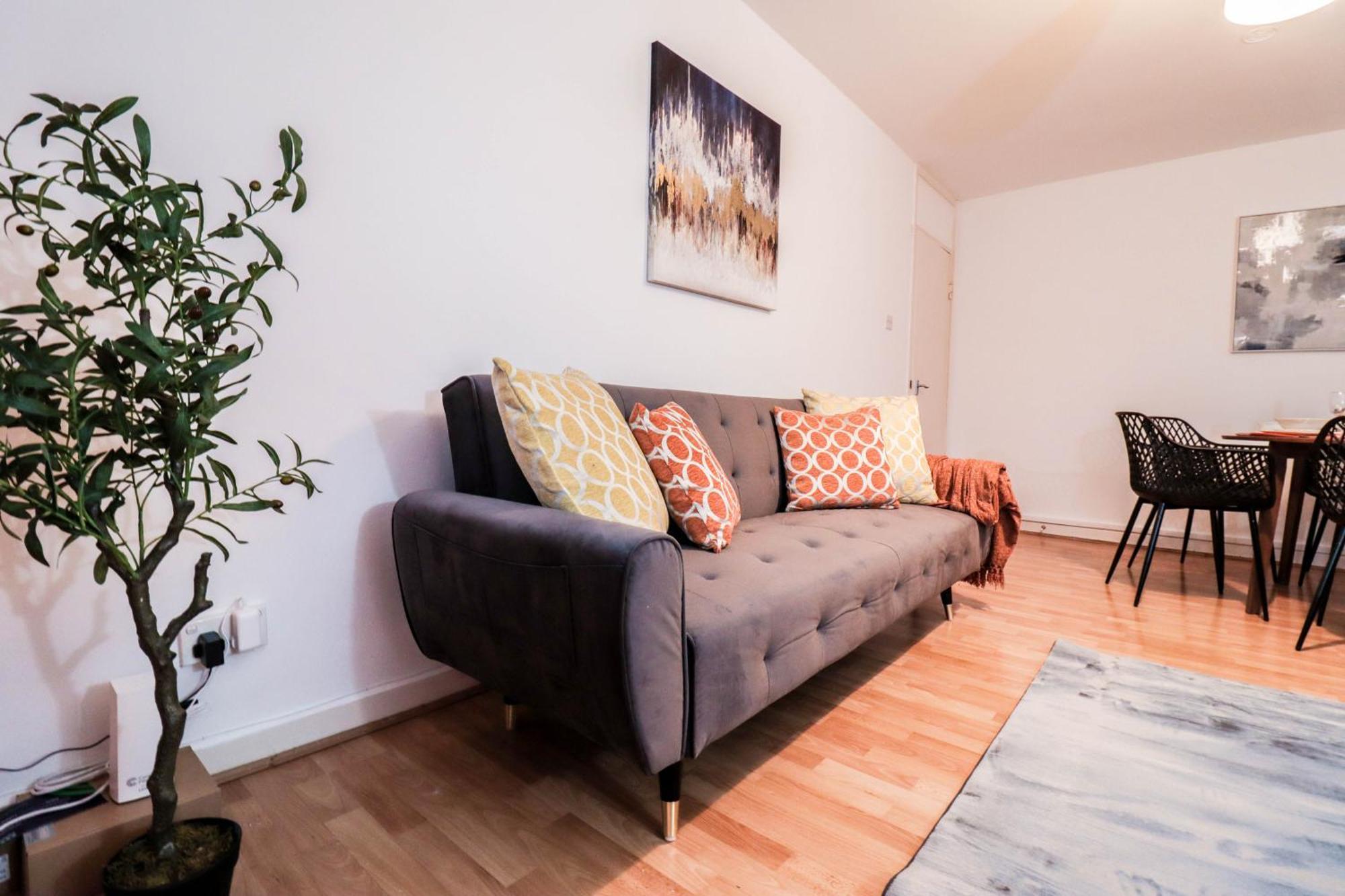 Apartament Well-presented 3-bedroom Flat! Great Location! *