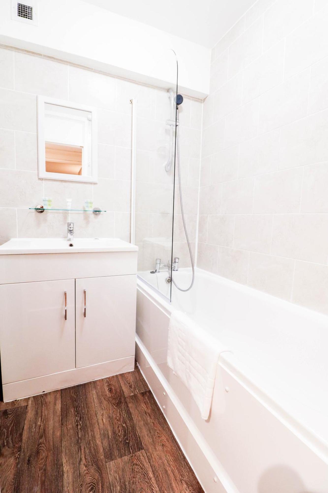 Well-presented 3-bedroom Flat! Great Location!