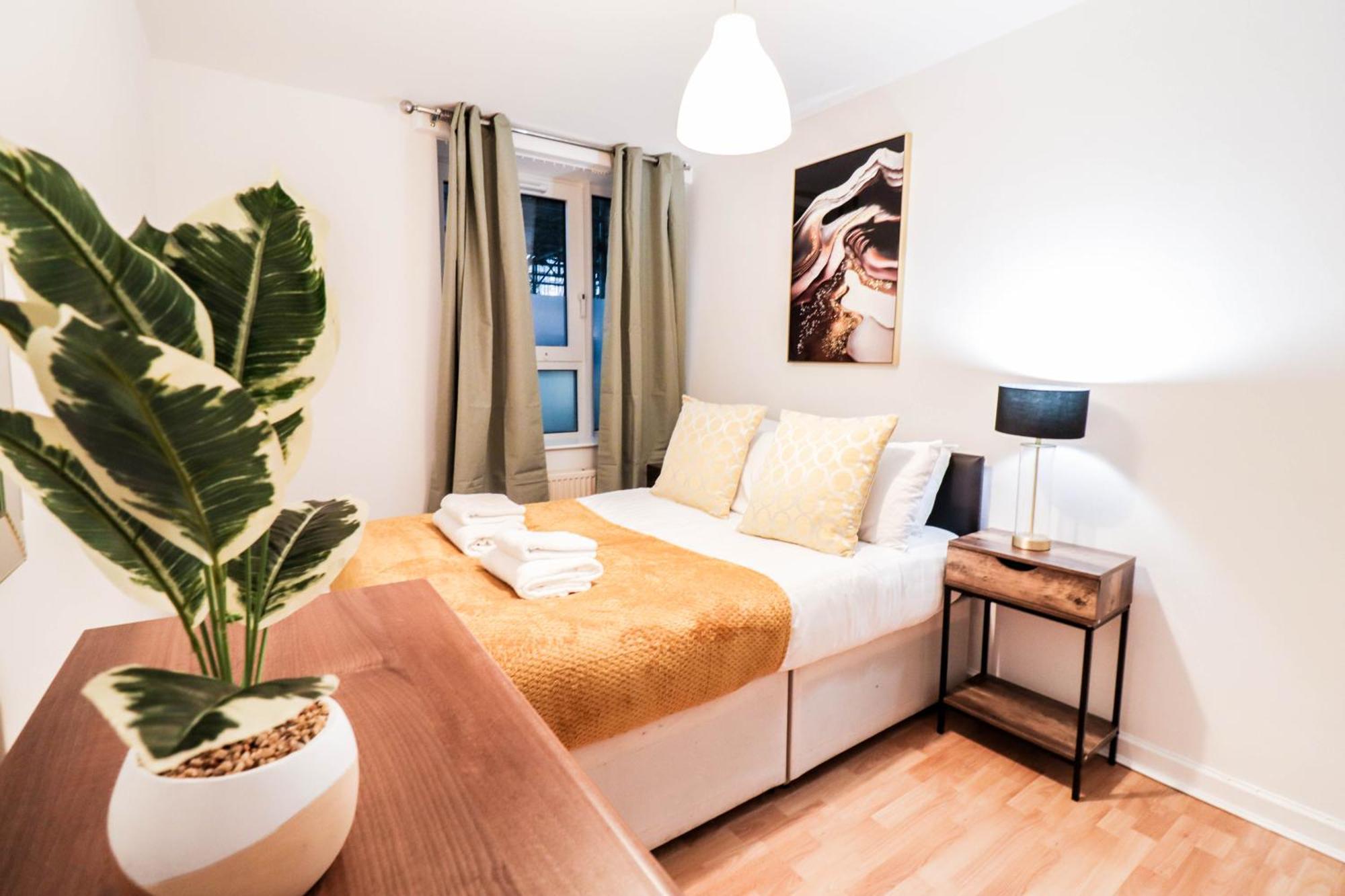 Well-presented 3-bedroom Flat! Great Location! *