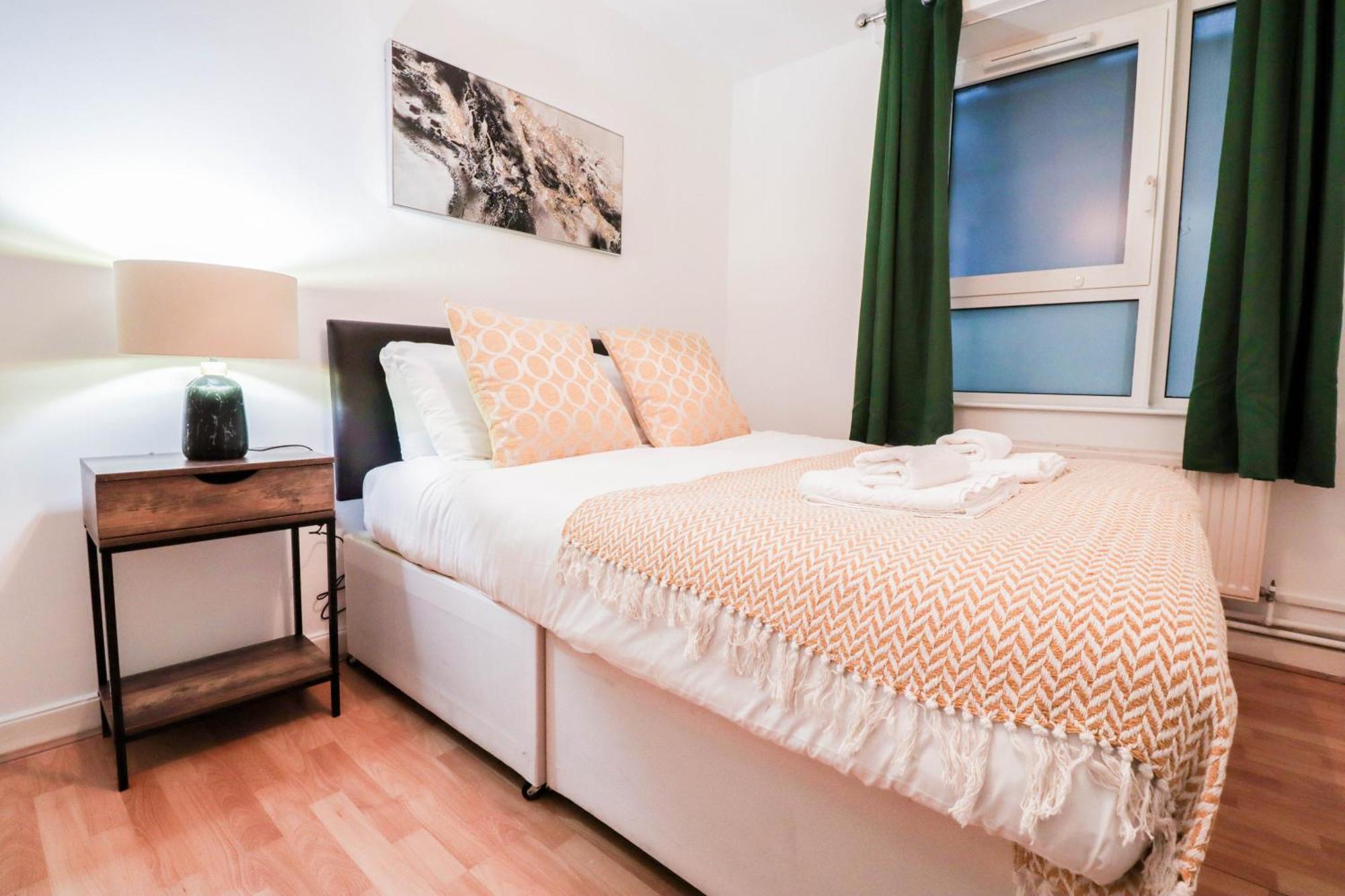 Well-presented 3-bedroom Flat! Great Location! *