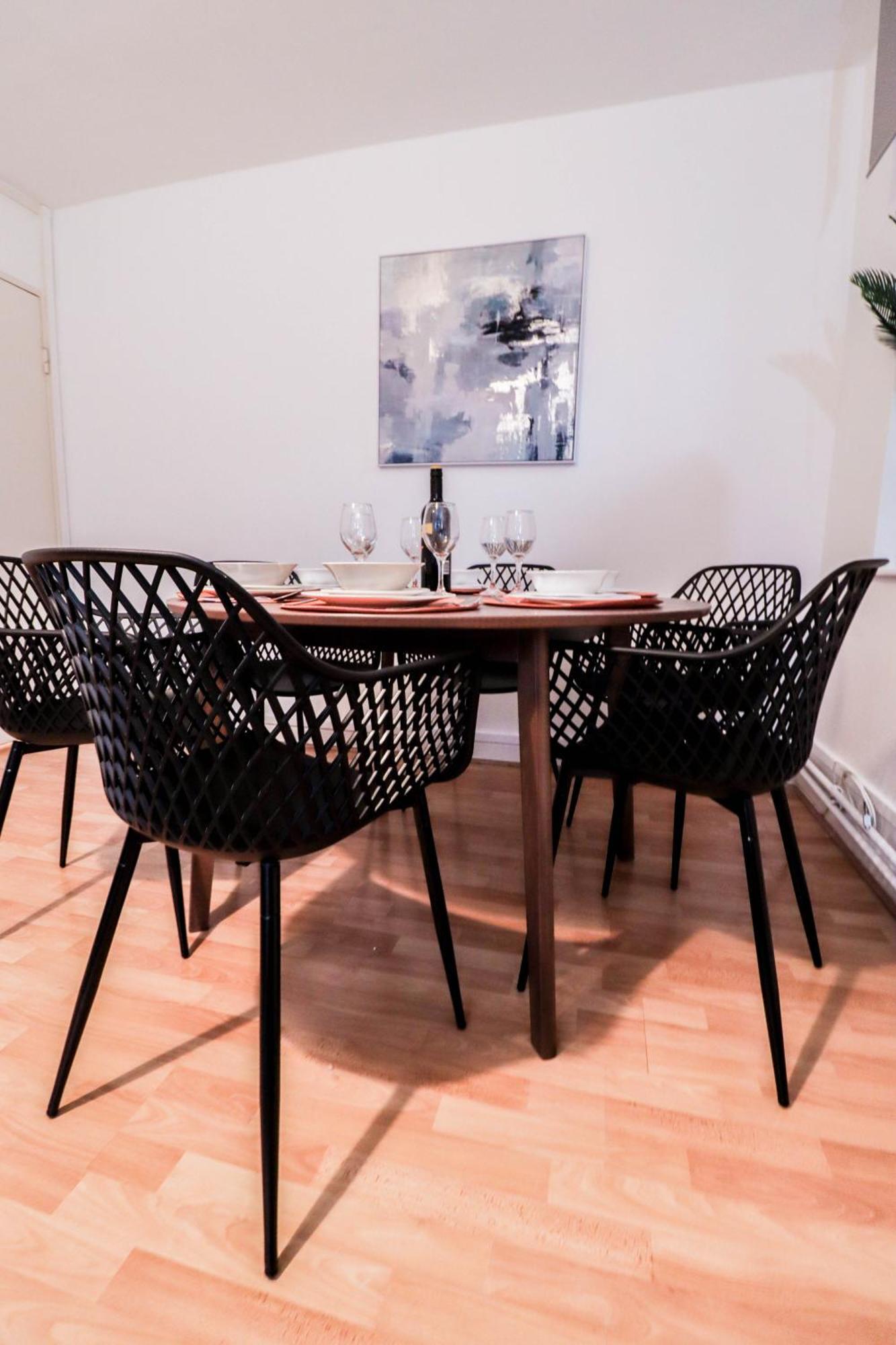 Well-presented 3-bedroom Flat! Great Location! *