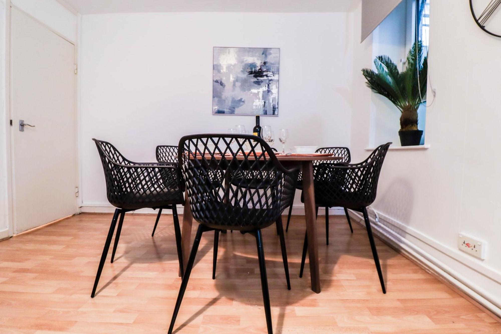 Well-presented 3-bedroom Flat! Great Location! Apartament